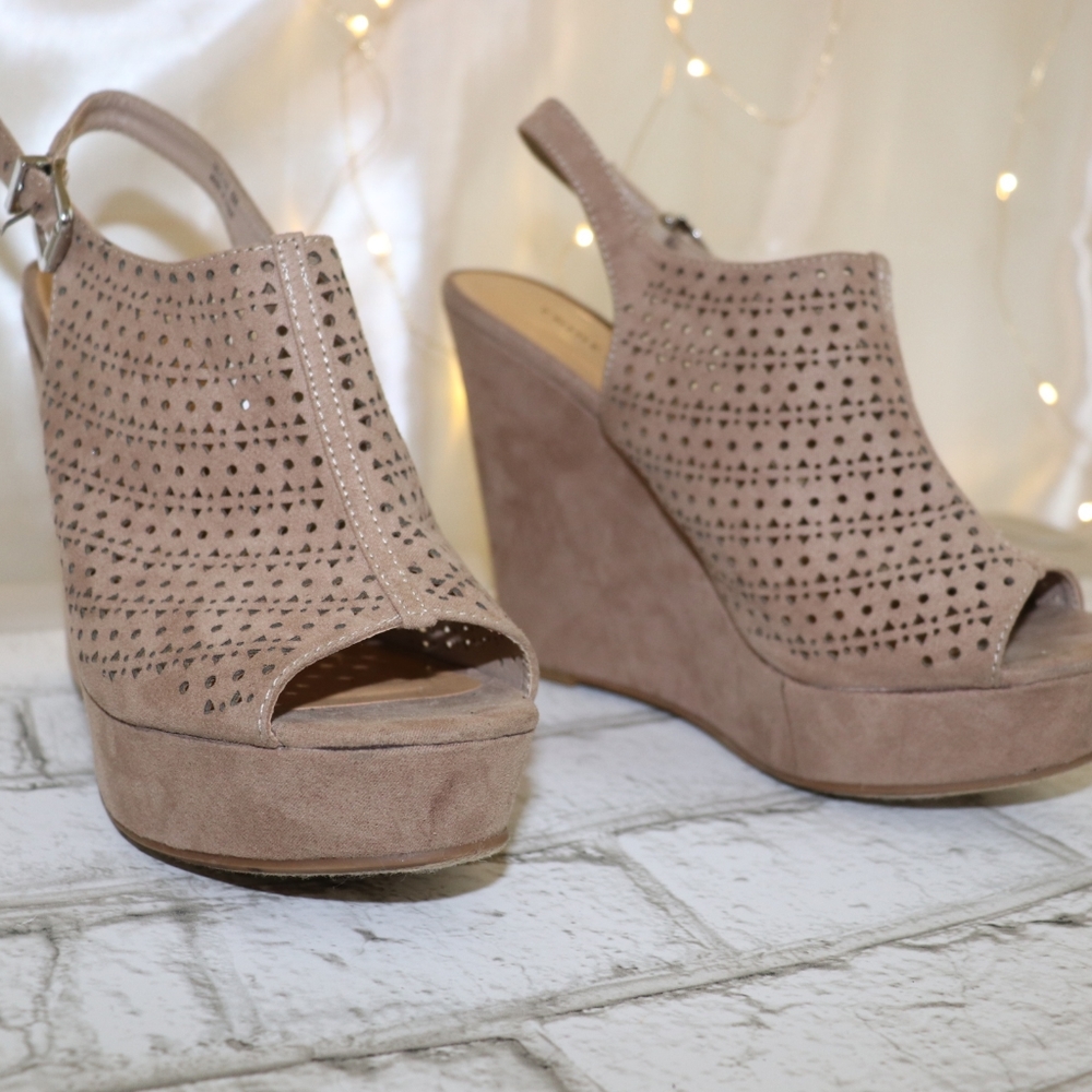 Nude wedges, with adjustable straps. Chinese laundry.